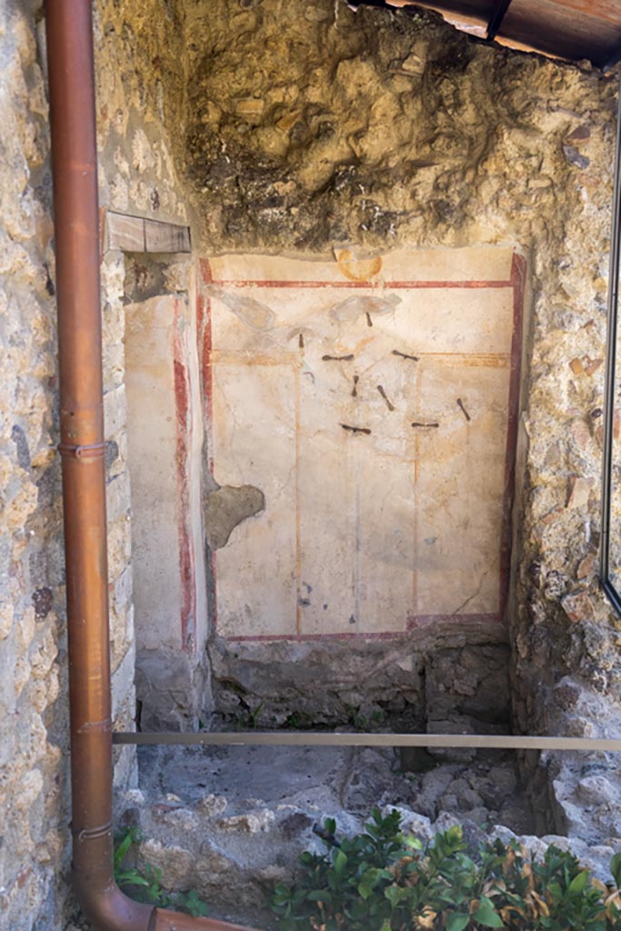 .2.i Pompeii. August 2023.
Room 13, detail of latrine, looking towards south wall. Photo courtesy of Johannes Eber.