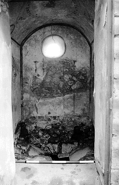 V.2.i Pompeii.  December 2007.  Room 13.  Painted latrine.  Collapsed wall viewed from garden with entrance to room 11 (kitchen) at rear of latrine.
