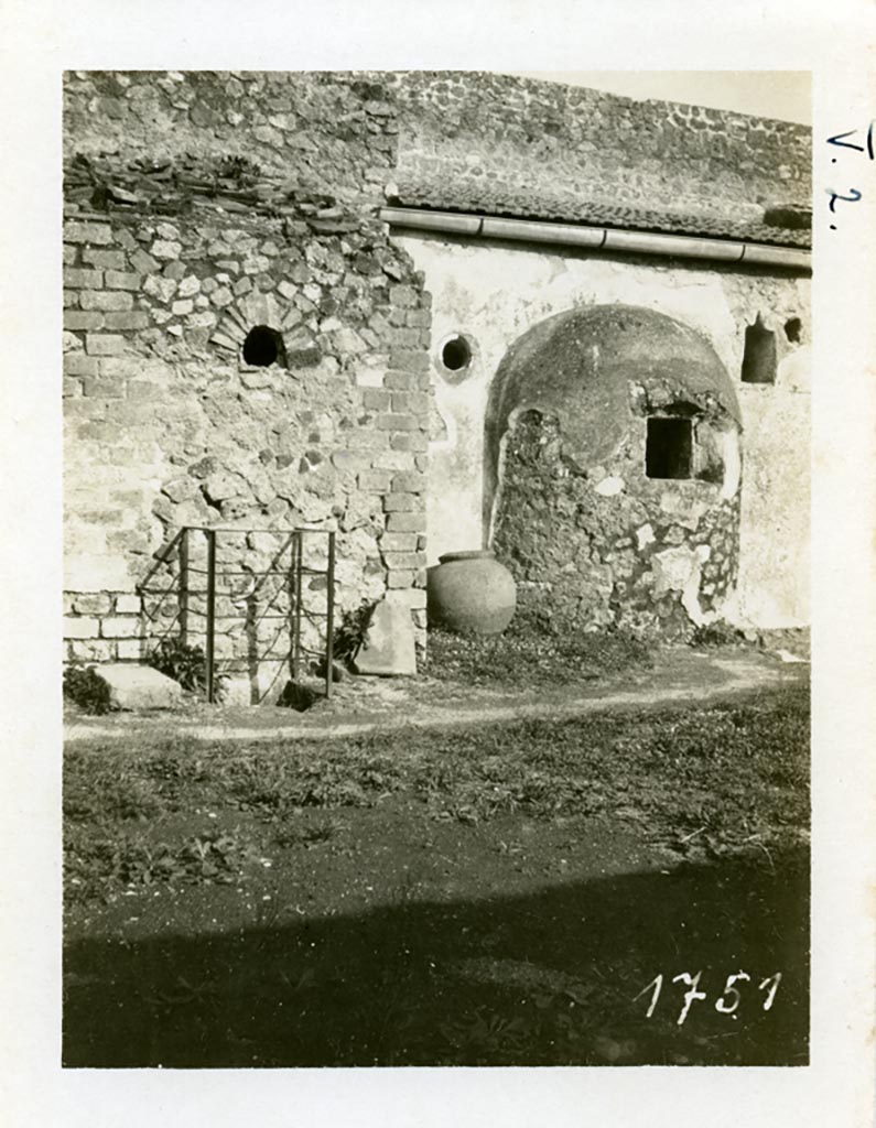 V.2.1 Pompeii, Pre-1937-39. Room 12, garden area, looking towards east wall with outer wall of latrine, on left.
Photo courtesy of American Academy in Rome, Photographic Archive. Warsher collection no. 1751.