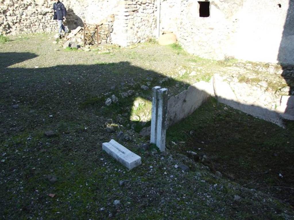 V.2.i Pompeii. December 2007. Room 12. Garden area. Looking north east across pool. A jet of water used to fall into the pool from the white marble stand.