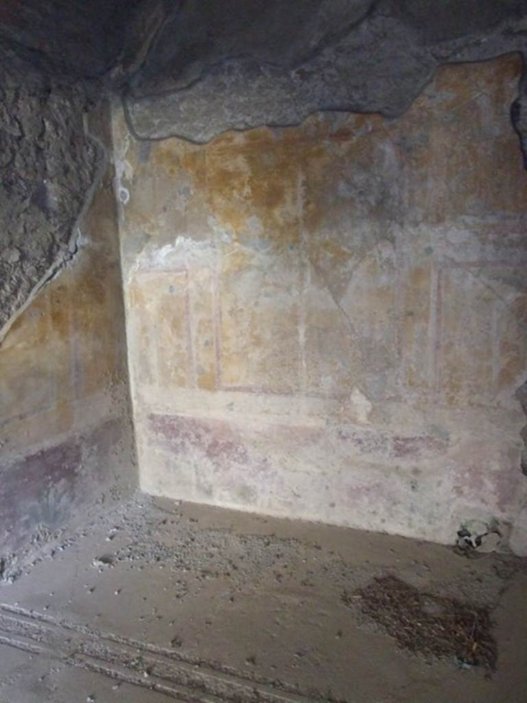 V.2.i Pompeii. December 2007.
Room 14, apodyterium or dressing room, south-west corner and west wall.