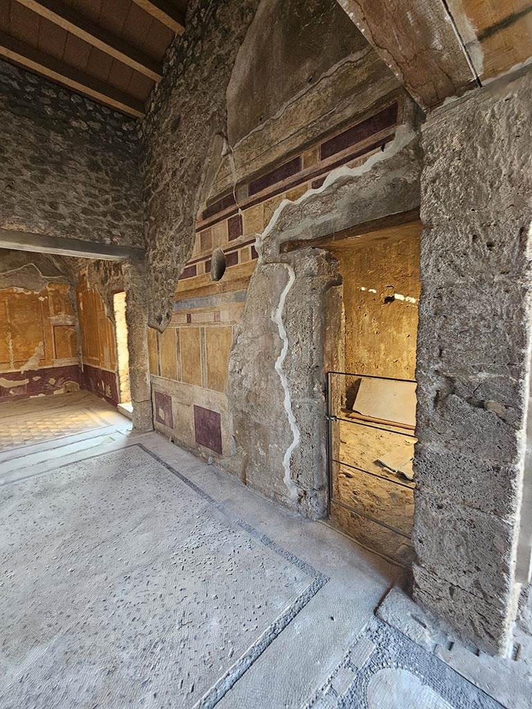 V.2.i Pompeii. November 2024.
Room 14, north wall of antecamera, with doorway to tepidarium room 15, on right.
The door at the west end of the north wall leads into the garden area. Photo courtesy of Annette Haug.