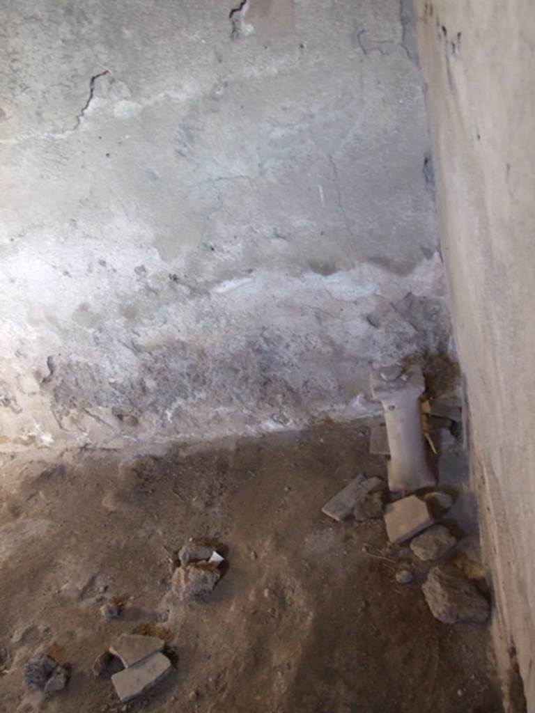 V.2.i Pompeii. December 2007. Room 16. Caldarium. Pillar shows approximate height of heated floor.