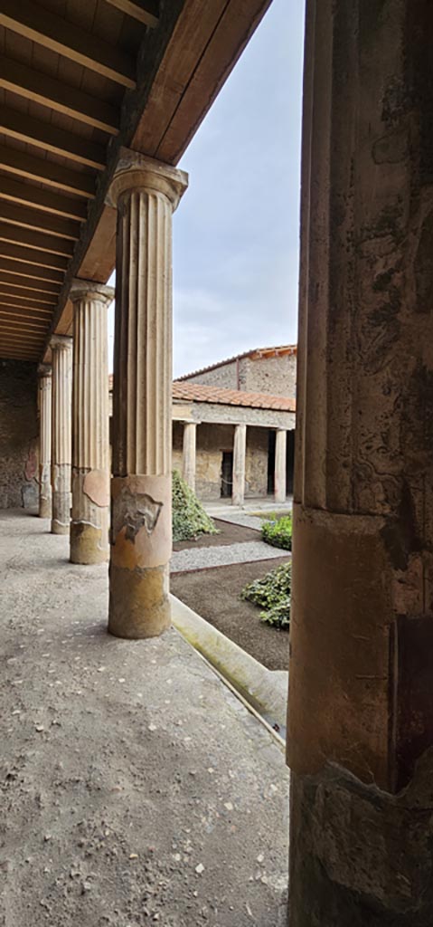 V.2.i Pompeii. December 2023.
Room 23, looking east along columns on north side of peristyle.
Photo courtesy of Miriam Colomer.