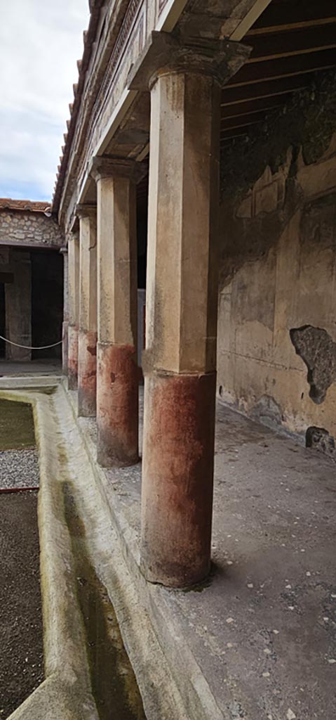 V.2.i Pompeii. December 2023.
Room 23, looking south along columns on the west side of peristyle.
Photo courtesy of Miriam Colomer.
