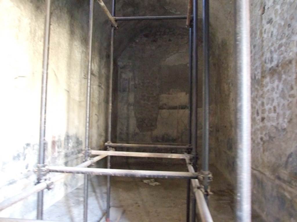 V.2.i Pompeii. December 2007. Room 17. Oecus on south west corner of peristyle.