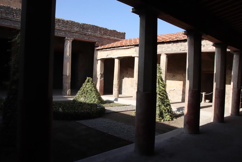 V.2.i Pompeii. October 2023.
Peristyle 23, looking towards north-east corner, from near room 18 and south portico. Photo courtesy of Klaus Heese.