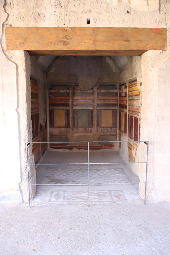 V.2.i Pompeii. October 2023.
Room 18, looking south through doorway from south portico. Photo courtesy of Klaus Heese.