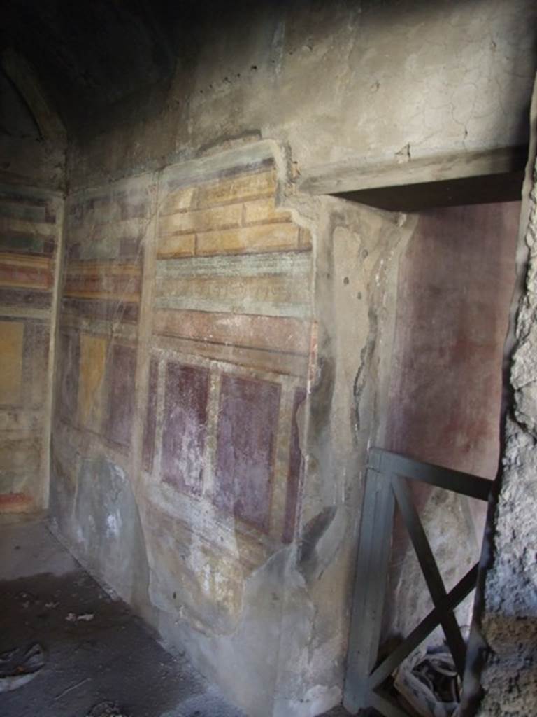 V.2.i Pompeii. December 2007. Room 18, west wall with entrance from small passage to room 17 on right hand side.