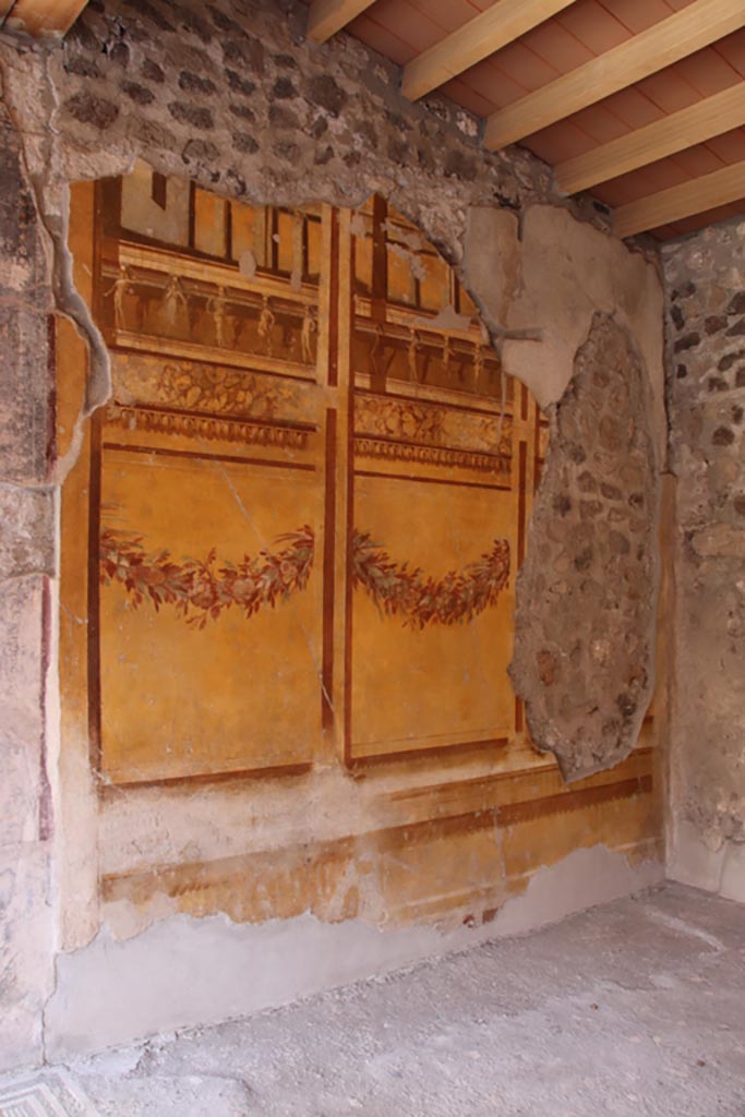 V.2.i Pompeii. October 2023.
Room 19, looking south along east wall. Photo courtesy of Klaus Heese.
