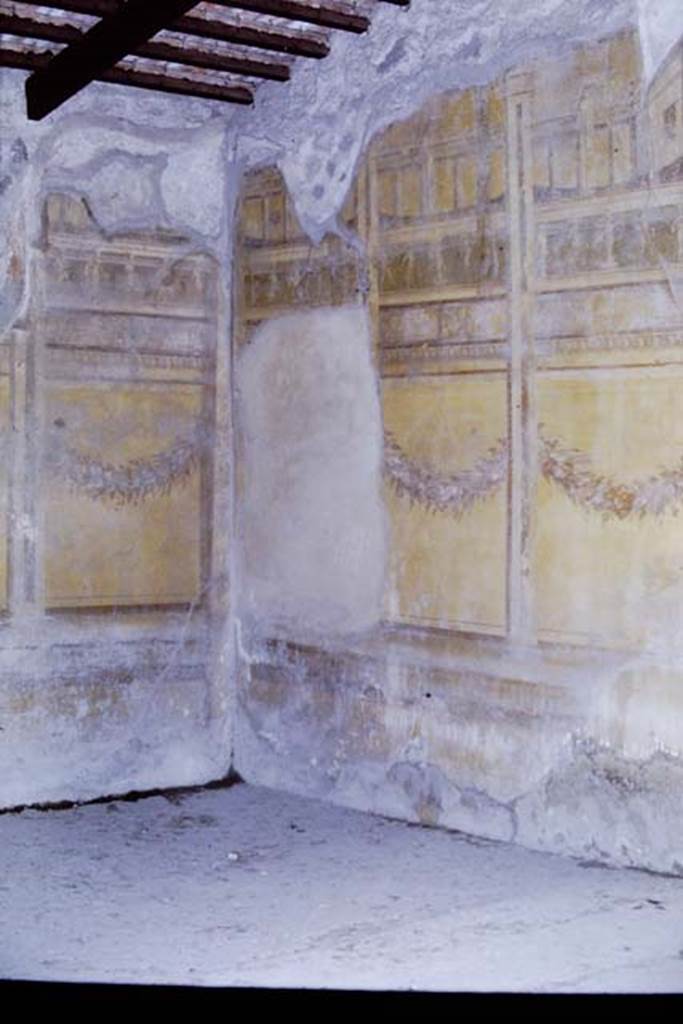 V.2.i Pompeii. 1968.
Room 19, south-west corner and west wall of exedra. Photo by Stanley A. Jashemski.
Source: The Wilhelmina and Stanley A. Jashemski archive in the University of Maryland Library, Special Collections (See collection page) and made available under the Creative Commons Attribution-Non-Commercial License v.4. See Licence and use details.
J68f0773