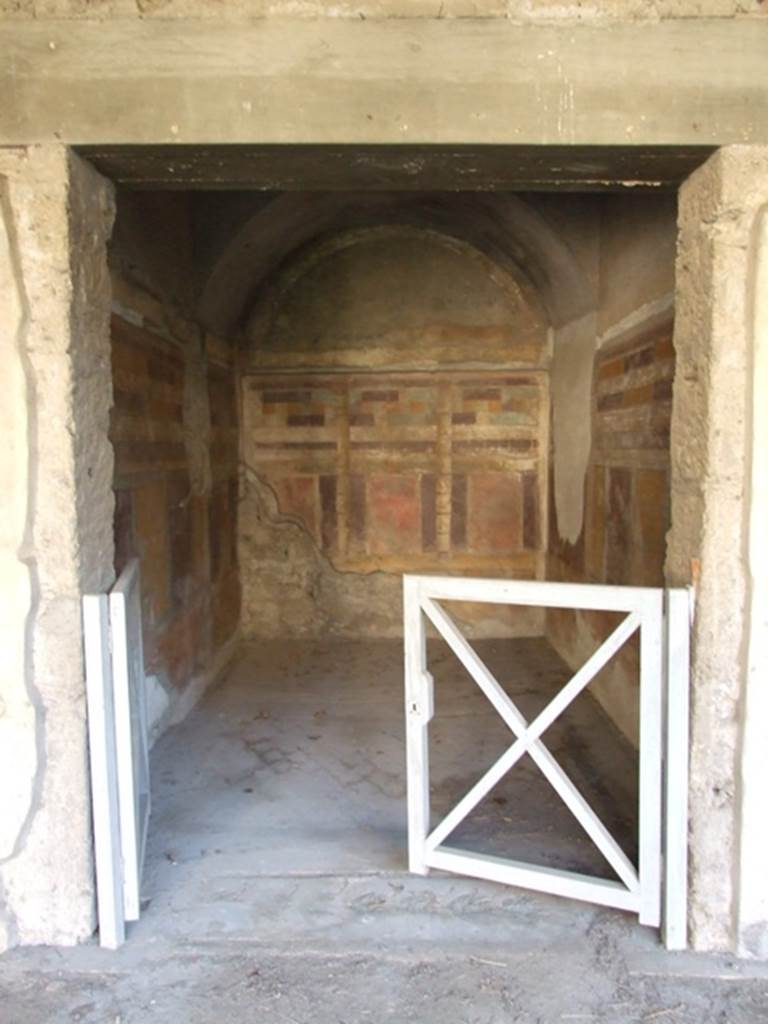 V.2.i Pompeii. December 2007. Doorway to room 20, looking south into bedroom or small dining room?