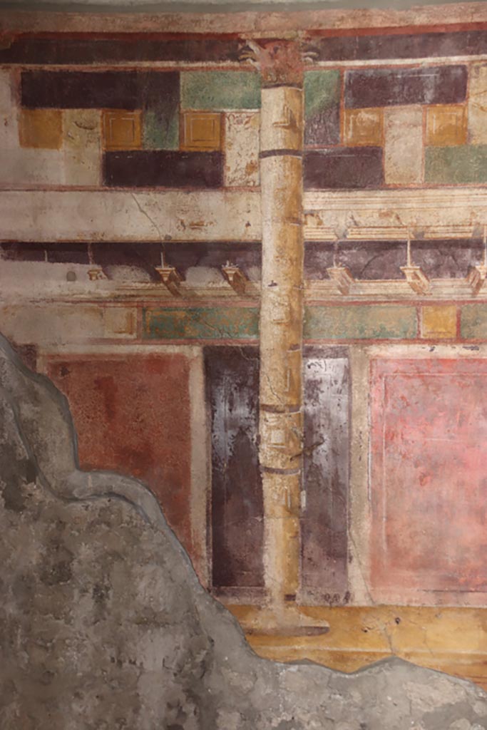 V.2.i Pompeii. October 2023.
Room 20, detail of painted column on south wall at east end. Photo courtesy of Klaus Heese.