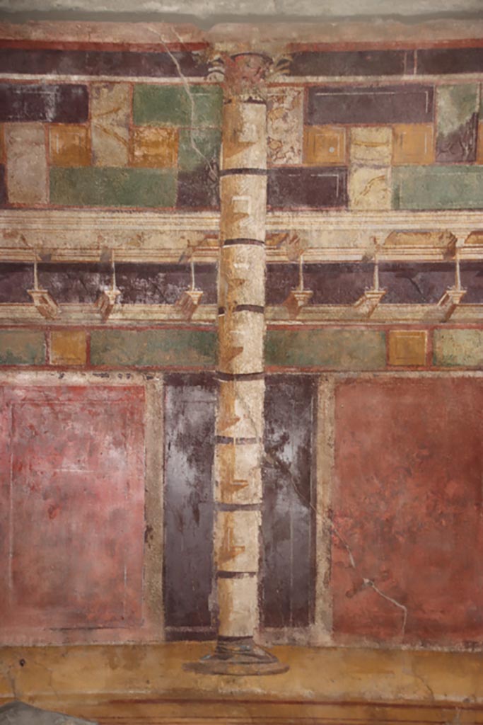 V.2.i Pompeii. October 2023.
Room 20, detail of painted column on south wall at west end. Photo courtesy of Klaus Heese.