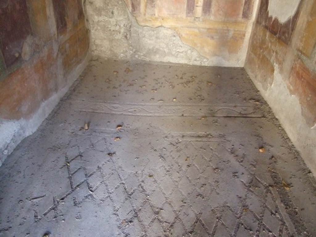V.2.i Pompeii. December 2007. Room 20. Bedroom or small dining room?
Mosaic floor showing difference between front area and rear are where a couch would have stood.