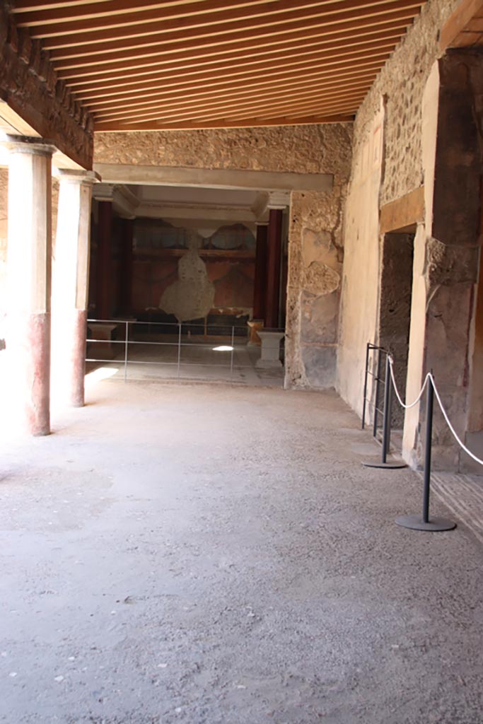 V.2.i Pompeii. October 2023.
Peristyle 23, looking east along south portico. Photo courtesy of Klaus Heese.