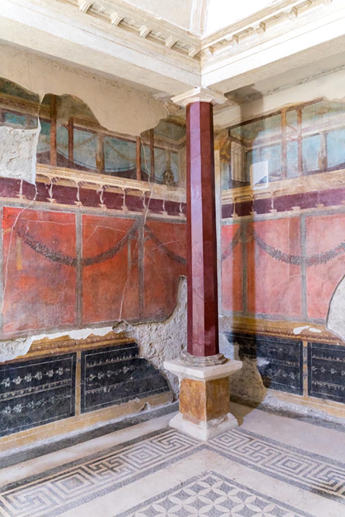V.2.i Pompeii. March 2023.
Room 21, Corinthian oecus, north-east corner. Photo courtesy of Johannes Eber.