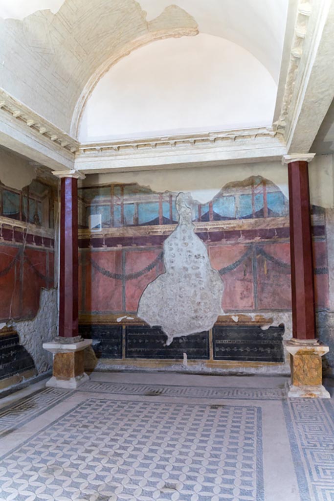 V.2.i Pompeii. March 2023.
Room 21, Corinthian oecus, east wall. Photo courtesy of Johannes Eber.