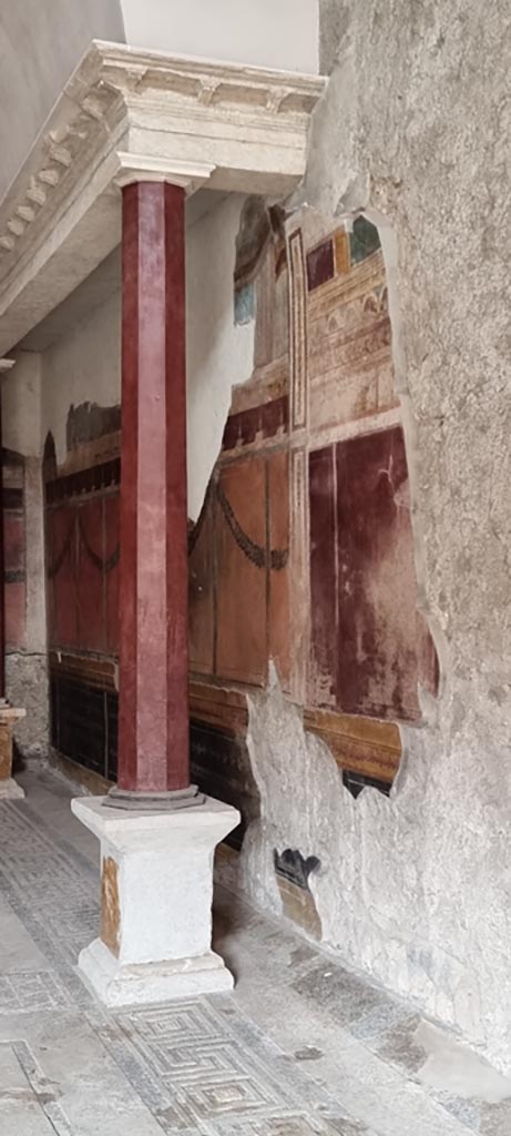 V.2.i Pompeii. December 2023.
Oecus 21, looking east along south wall. Photo courtesy of Miriam Colomer.
