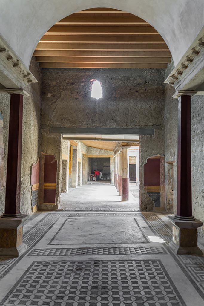 V.2.i Pompeii. March 2023.
Room 21, Corinthian oecus, looking west onto south portico. Photo courtesy of Johannes Eber.