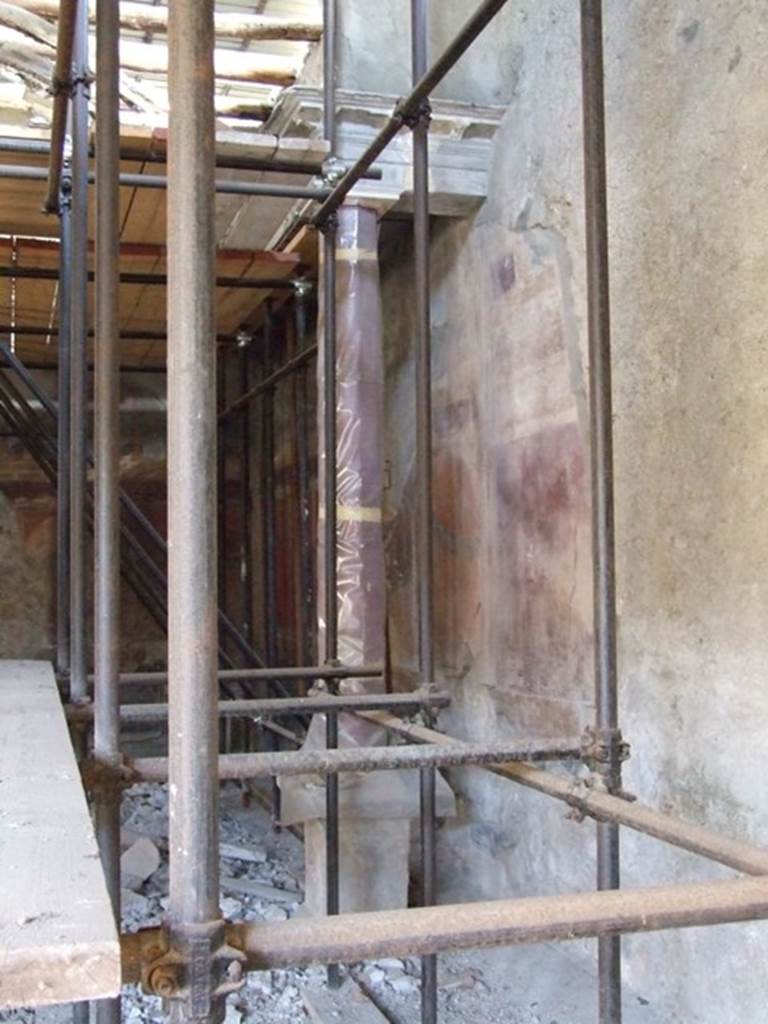 V.2.i Pompeii. Room 21. Corinthian Oecus. One of four faceted columns supporting the barrel vaulted ceiling. Under restoration in December 2007.