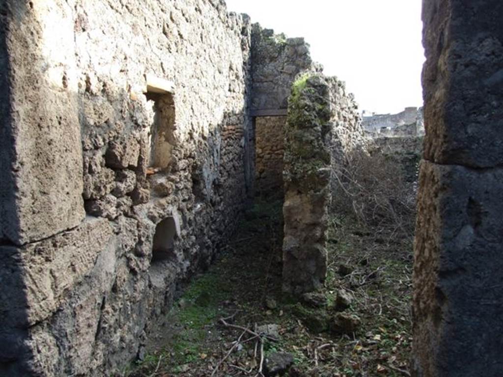 V.2 Pompeii. Casa di Orione. December 2007. Room 11d, corridor on left, and doorway to room 11e, on right.
Looking through doorway from south portico of peristyle.
