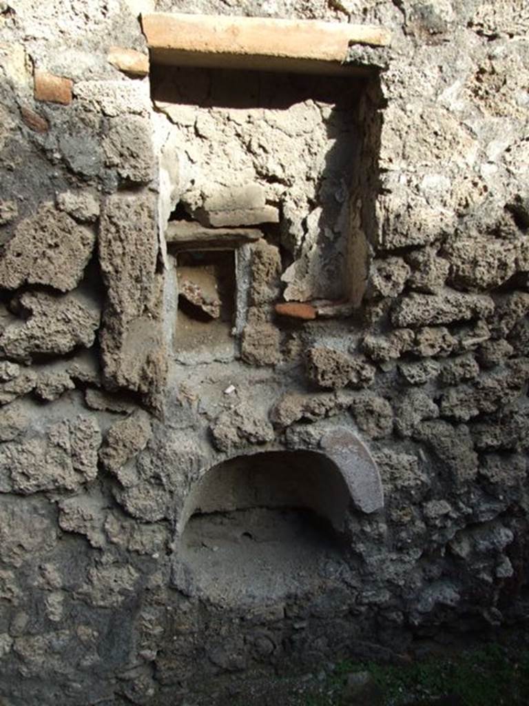V.2 Pompeii. Casa di Orione. December 2007. Room 11d, niches at north end of east wall.
