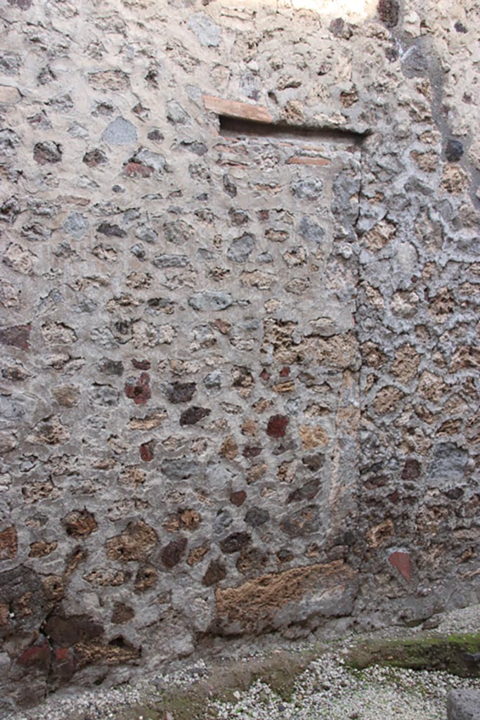Vicolo dei Balconi, Pompeii. October 2022. 
Blocked entrance to house, we shall number as B7. Photo courtesy of Klaus Heese.


