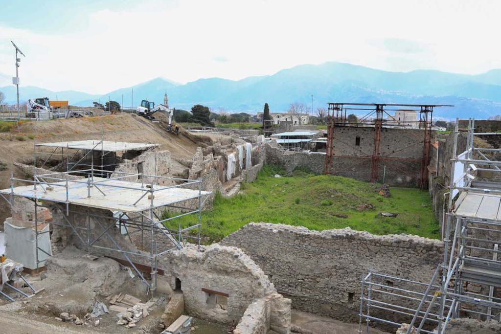 V.3 Pompeii. June 2018. Balcony houses, excavations in progress in Vicolo dei Balconi left. The garden of V.2.i is to the right and the vicolo delle Nozze d’Argento and V.7.7 are in the foreground.

Case a balcone, scavi in corso nel Vicolo dei Balconi a sinistra. Il giardino di V.2.i è a destra e il vicolo delle Nozze d'Argento e V.7.7 sono in primo piano.

Photograph © Parco Archeologico di Pompei
