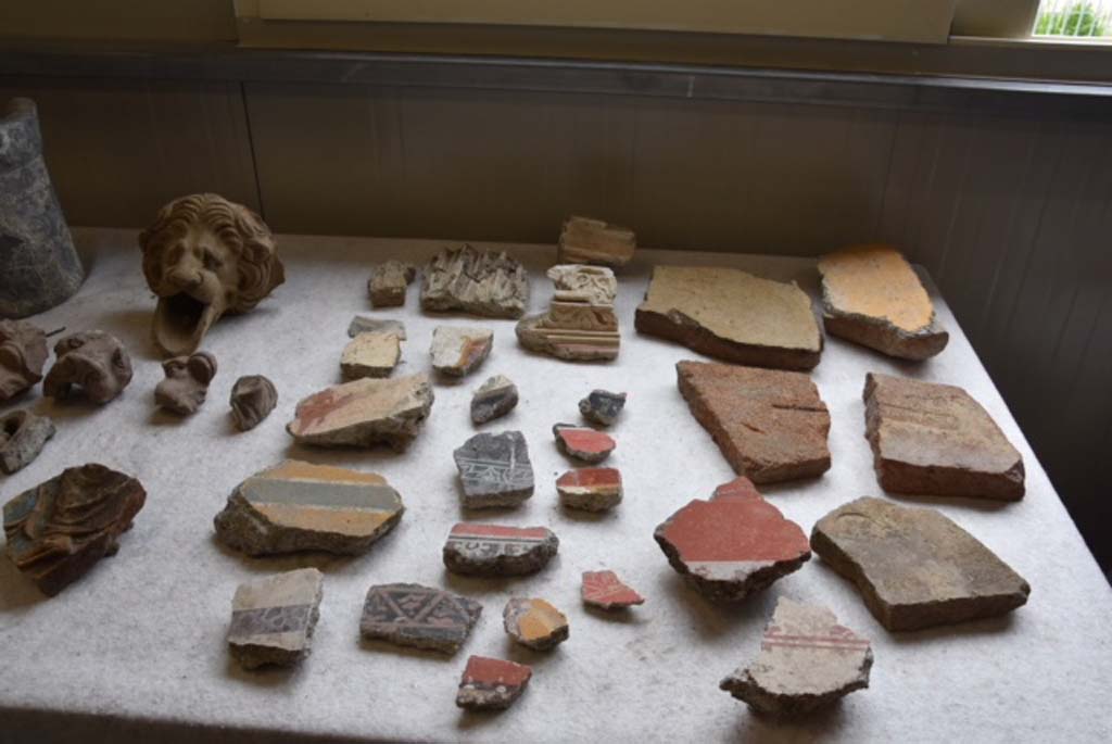 Regio V Pompeii. June 2018. Items found during the 2018 excavations.
An unexpected aspect of the archaeological investigations carried out so far has been the discovery of a great number of finds, such as antefixes and clay decorations, fragments of frescoes and stuccos, fragments of amphorae and bricks, in the earth from the nineteenth century excavations and twentieth century carried out in the vicinity.
Probably at the time there had been no interest in the recovery of fragmented or objects that were deemed unable to be reconstructed, which were therefore discarded.
See PAP: new-excavations-in-regio-v
Un aspetto inatteso delle indagini archeologiche finora condotte è stato il rinvenimento di un gran numero di reperti, quali antefisse e decorazioni fittili, frammenti di affreschi e di stucchi, frammenti di anfore e mattoni bollati, nella terra di risulta proveniente dagli scavi ottocenteschi e primo-novecenteschi svolti nelle adiacenze.
Probabilmente all’epoca non c’era stato interesse al recupero di oggetti frammentari o non ricostruibili, che venivano pertanto scartati.
Vedi PAP: i-nuovi-scavi-della-regio-v
Photograph © Parco Archeologico di Pompei.