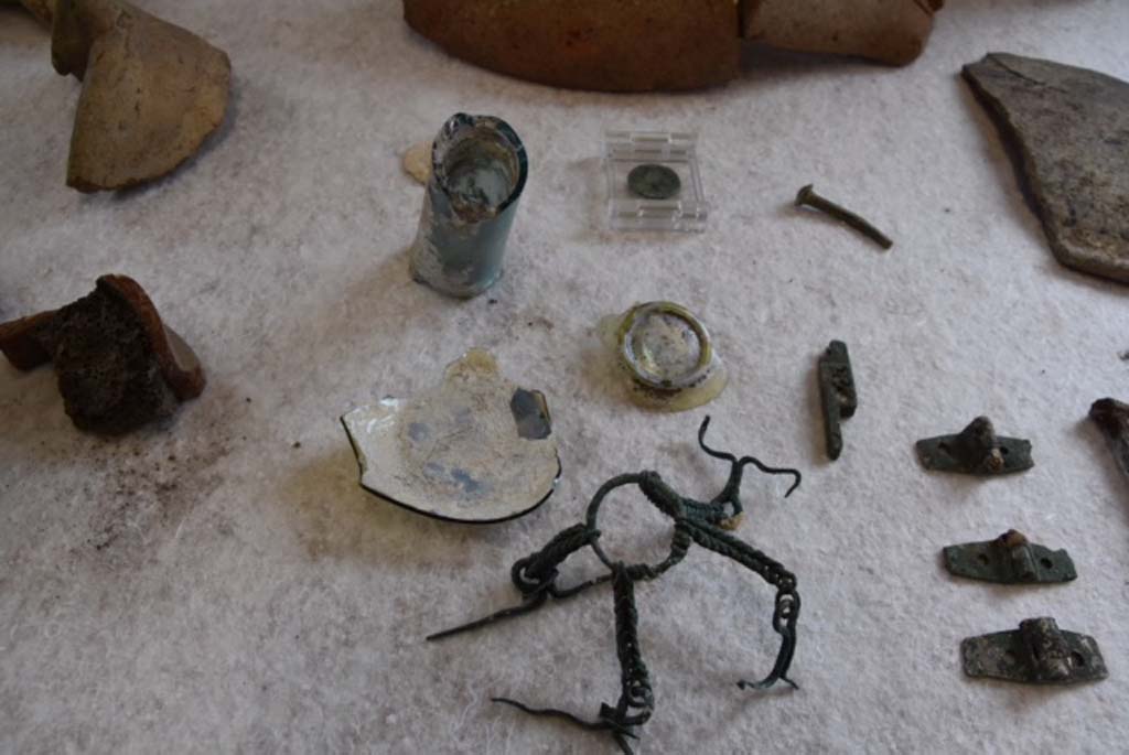 Regio V Pompeii. June 2018. Glass and bronze items found during the 2018 excavations.
Found in the earth from the nineteenth century excavations and twentieth century carried out in the vicinity.
Oggetti in vetro e bronzo trovati durante gli scavi del 2018.
Trovato sulla terra dagli scavi del XIX secolo e del XX secolo effettuati nelle vicinanze.
Photograph © Parco Archeologico di Pompei
