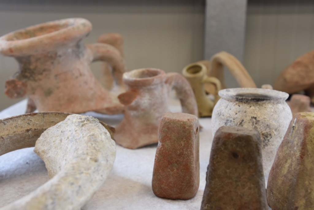 Regio V Pompeii. 2018. Terracotta items found during the 2018 excavations.
Found in the earth from the nineteenth century excavations and twentieth century carried out in the vicinity.
Oggetti in terracotta trovati durante gli scavi del 2018.
Trovato sulla terra dagli scavi del XIX secolo e del XX secolo effettuati nelle vicinanze.
Photograph © Parco Archeologico di Pompei.