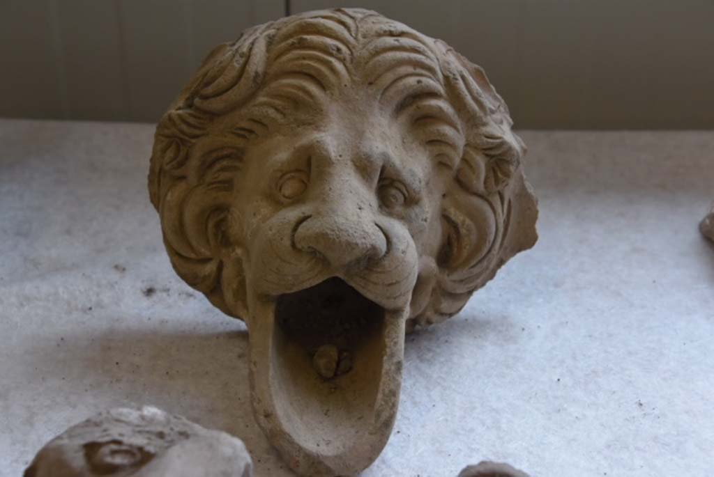 Regio V Pompeii. 2018. Lions head waterspout found during the 2018 excavations.
Found in the earth from the nineteenth century excavations and twentieth century carried out in the vicinity.
Canale idrico della testa dei leoni trovato durante gli scavi del 2018.
Trovato sulla terra dagli scavi del XIX secolo e del XX secolo effettuati nelle vicinanze.
Photograph © Parco Archeologico di Pompei.