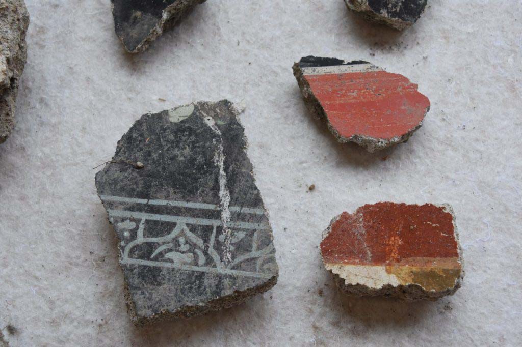 Regio V Pompeii. 2018. Pieces of painted plaster found during the 2018 excavations. Found in the earth from the nineteenth century excavations and twentieth century carried out in the vicinity.
Pezzi di intonaco dipinto, rinvenuti durante gli scavi del 2018. Trovato sulla terra dagli scavi del XIX secolo e del XX secolo effettuati nelle vicinanze.
Photograph © Parco Archeologico di Pompei.