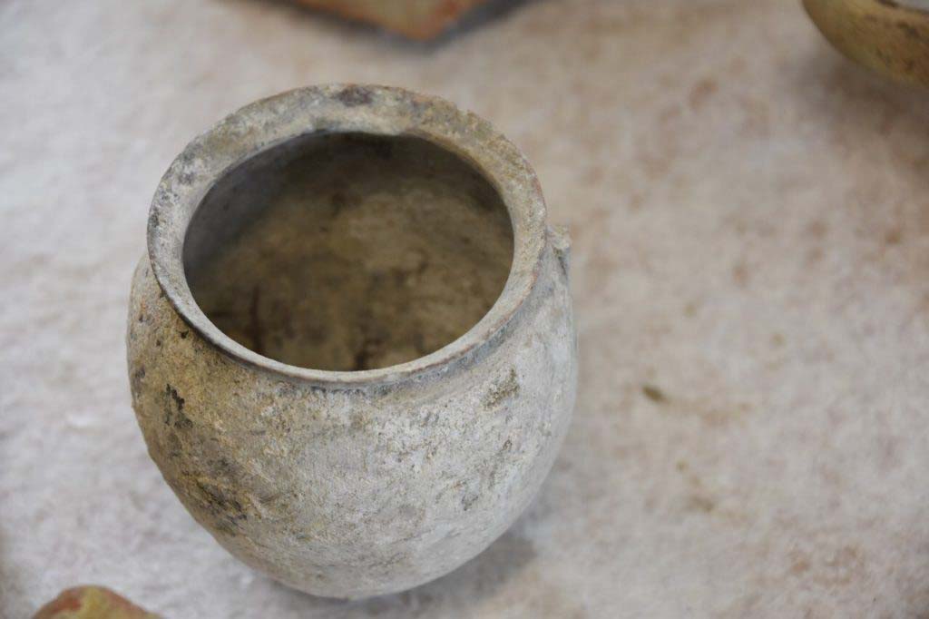 Regio V Pompeii. 2018. Pot found during the 2018 excavations.
Vaso trovato durante gli scavi del 2018.
Photograph © Parco Archeologico di Pompei.