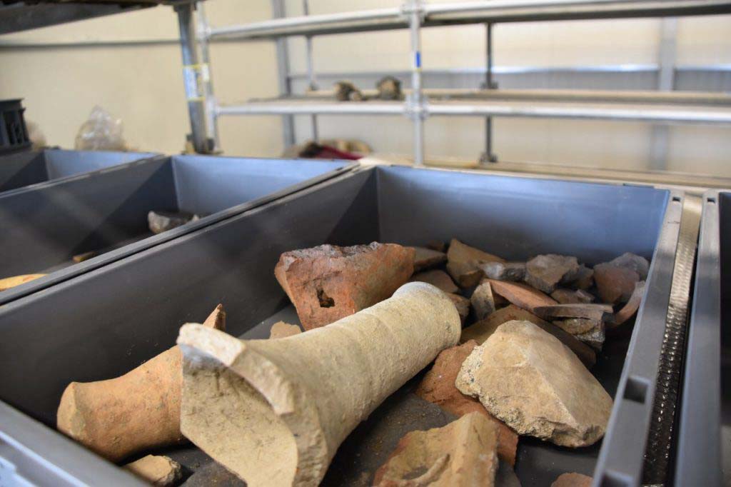 Regio V Pompeii. 2018. Terracotta items found during the 2018 excavations. Found in the earth from the nineteenth century excavations and twentieth century carried out in the vicinity.
Oggetti in terracotta trovati durante gli scavi del 2018. Trovato sulla terra dagli scavi del XIX secolo e del XX secolo effettuati nelle vicinanze.
Photograph © Parco Archeologico di Pompei.