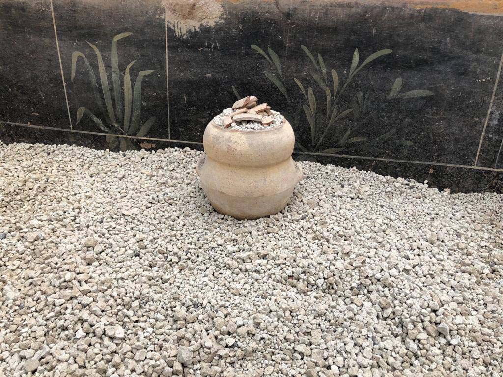 Regio V Pompeii. 2018. Terracotta pot found in Casa del Giardino portico during the 2018 excavations.
Vaso in terracotta trovato nel portico della Casa del Giardino durante gli scavi del 2018.
Photograph © Parco Archeologico di Pompei.