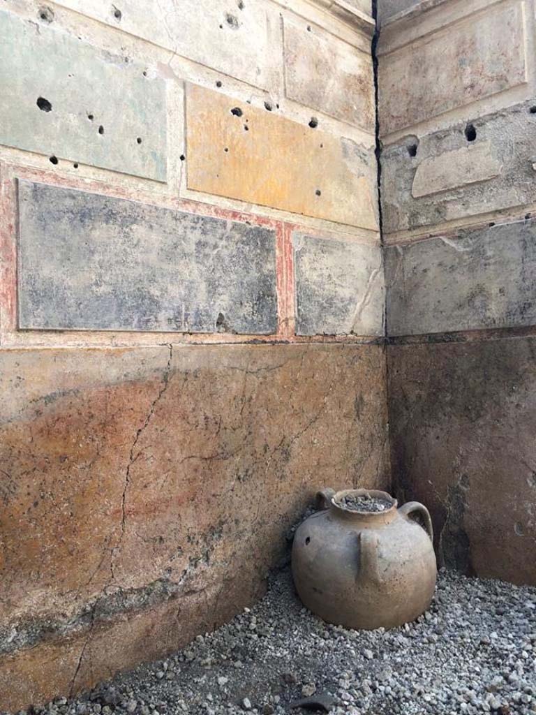 Regio V Pompeii. 2018. Terracotta pot with three handles found in the Casa di Giove in the 2018 excavations.
Vaso di terracotta con tre maniglie trovate nella Casa di Giove negli scavi del 2018.
Photograph © Parco Archeologico di Pompei.