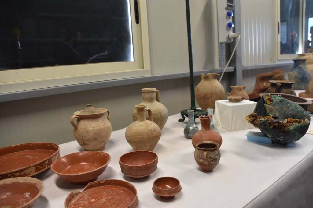 Regio V Pompeii. 2018. Ceramic and clay items found in the 2018 excavations.
Oggetti in ceramica e argilla trovati negli scavi del 2018.in terracotta trovati negli scavi del 2018.
Photograph © Parco Archeologico di Pompei.