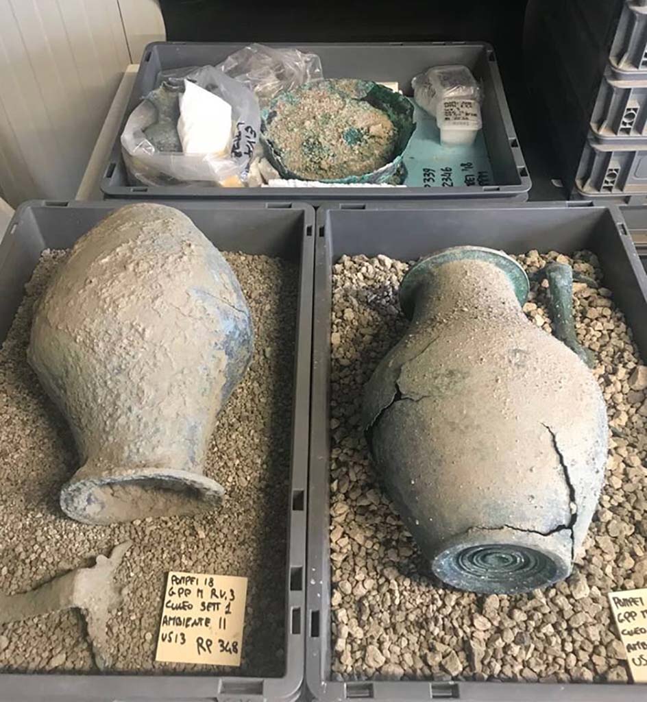 Regio V Pompeii. 2018. Items found in the “Cuneo” in 2018 excavations.
Oggetti trovati nel "Cuneo" negli scavi del 2018.
Photograph © Parco Archeologico di Pompei.