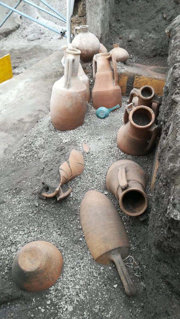 Regio V Pompeii. 2018. Amphorae found in the thermopolium with the painting of a nereid on the counter.
Anfore trovate nel thermopolium con il dipinto di una Nereide sul bancone.
Photograph © Parco Archeologico di Pompei.