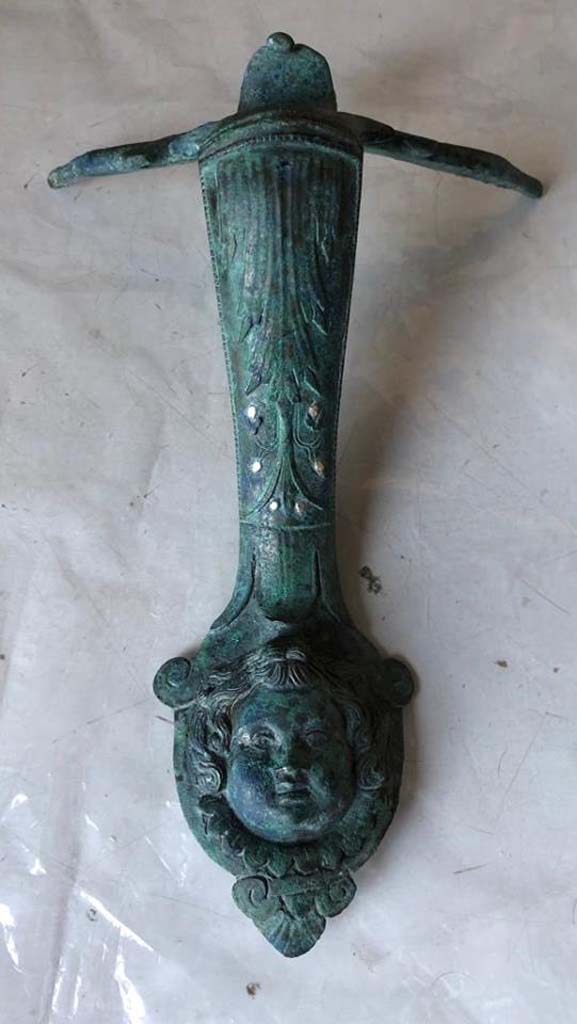 Regio V Pompeii. 2018. Ornate bronze handle with silver inserts found during the 2018 excavations.
Manico in bronzo ornato con inserti in argento trovati durante gli scavi del 2018.
Photograph © Parco Archeologico di Pompei.