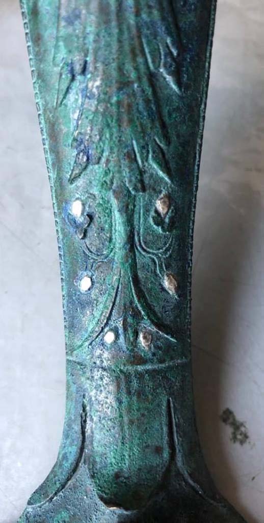 Regio V Pompeii. 2018. Detail of silver inserts on ornate bronze handle found during the 2018 excavations.
Particolare degli inserti in argento sulla maniglia in bronzo ornato trovato gli scavi del 2018.
Photograph © Parco Archeologico di Pompei.