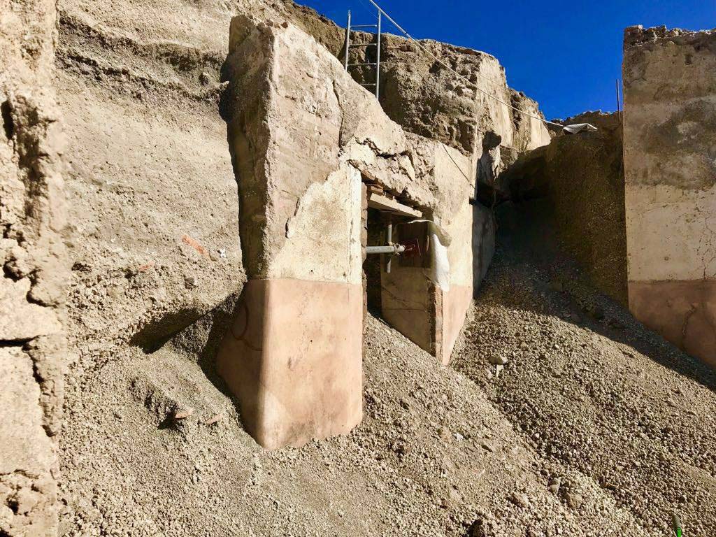 V.3 Pompeii. Casa del Giardino. October 2018. Ambiente 5, north end of atrium during excavations. The site of the charcoal inscription is at the top of the pink plaster on the east wall to the right.

Ambiente 5, estremità nord dell'atrio durante gli scavi.
Il sito dell'iscrizione a carbone è nella parte superiore dell'intonaco rosa sulla parete est a destra.

Photograph © Parco Archeologico di Pompei.
