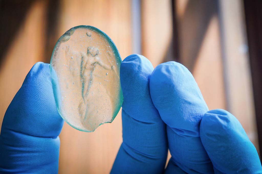 V.3 Pompeii. Casa del Giardino. August 2019. Amulet with naked figure.

Amuleto con figura nuda.

Photograph © Cesare Abbate/ANSA courtesy Parco Archeologico di Pompei.
