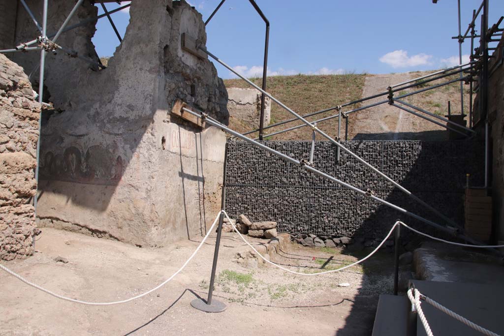 V.8, Pompeii, on left. On the right is V.3. September 2021. 
Looking east from junction with Vicolo dei Balconi, towards blocked continuation of Vicolo delle Nozze d’Argento. 
Photo courtesy of Klaus Heese.
