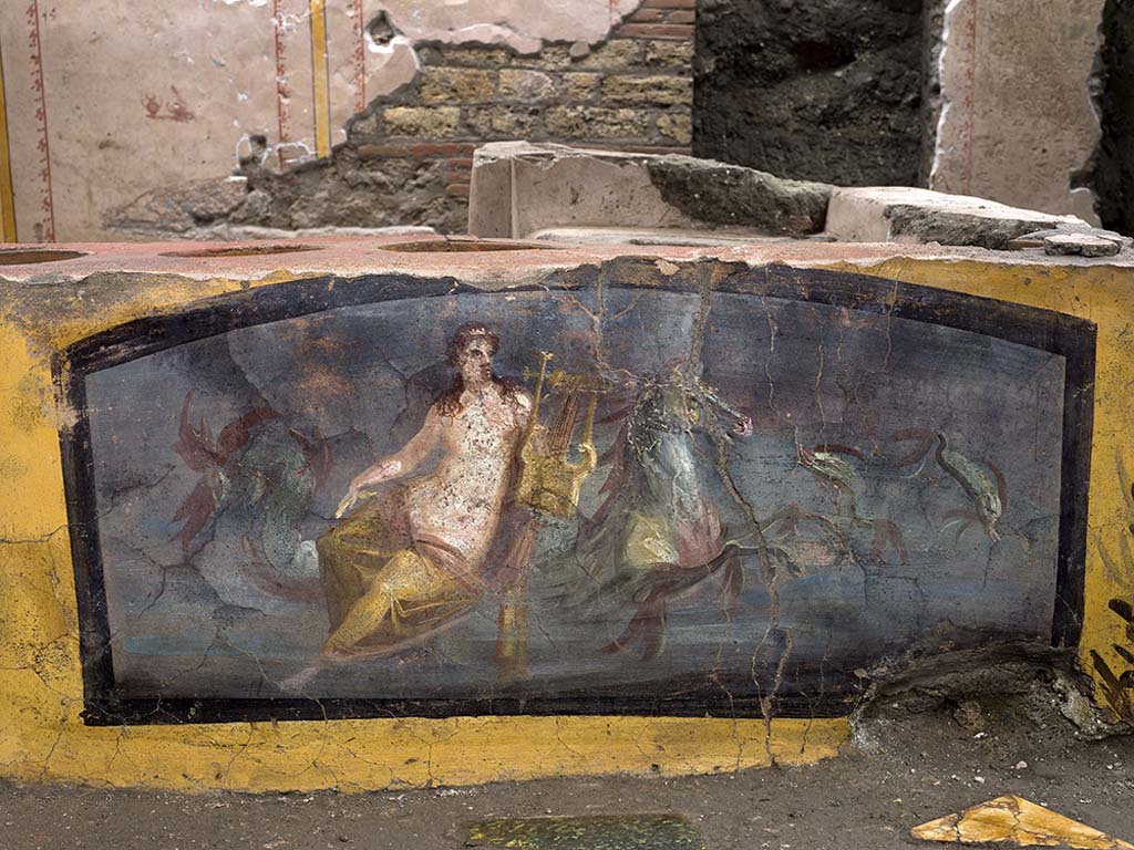 V.3 Pompeii, Thermopolium with painting of nereid. December 2020.
The decorations on the counter - which were the first to emerge during the excavation – show on the front, longer side, the image of a Nereid riding a horse in a marine setting.

V.3 Pompei, Termopolio con dipinto di nereide e anfore. Dicembre 2020.
Le decorazioni del bancone - le prime emerse dallo scavo - presentano sul fronte, lato più lungo, l'immagine di una Nereide a cavallo in un ambiente marino.

Photo by Luigi Spina courtesy of Parco Archeologico di Pompei.

