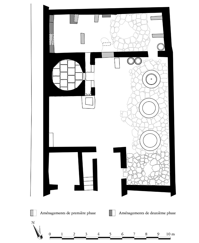 Fig. 7 - Pomp�i Pistrina. Boulangerie V 4, 1 2. Relev� des am�nagements aff�rents � la boulangerie et proposition d��volution.
Relev� : V. Lallet, F. Fouriaux, S. Aho, N. Morand ; DAO : N.M. ; �chelle : 1/100.
