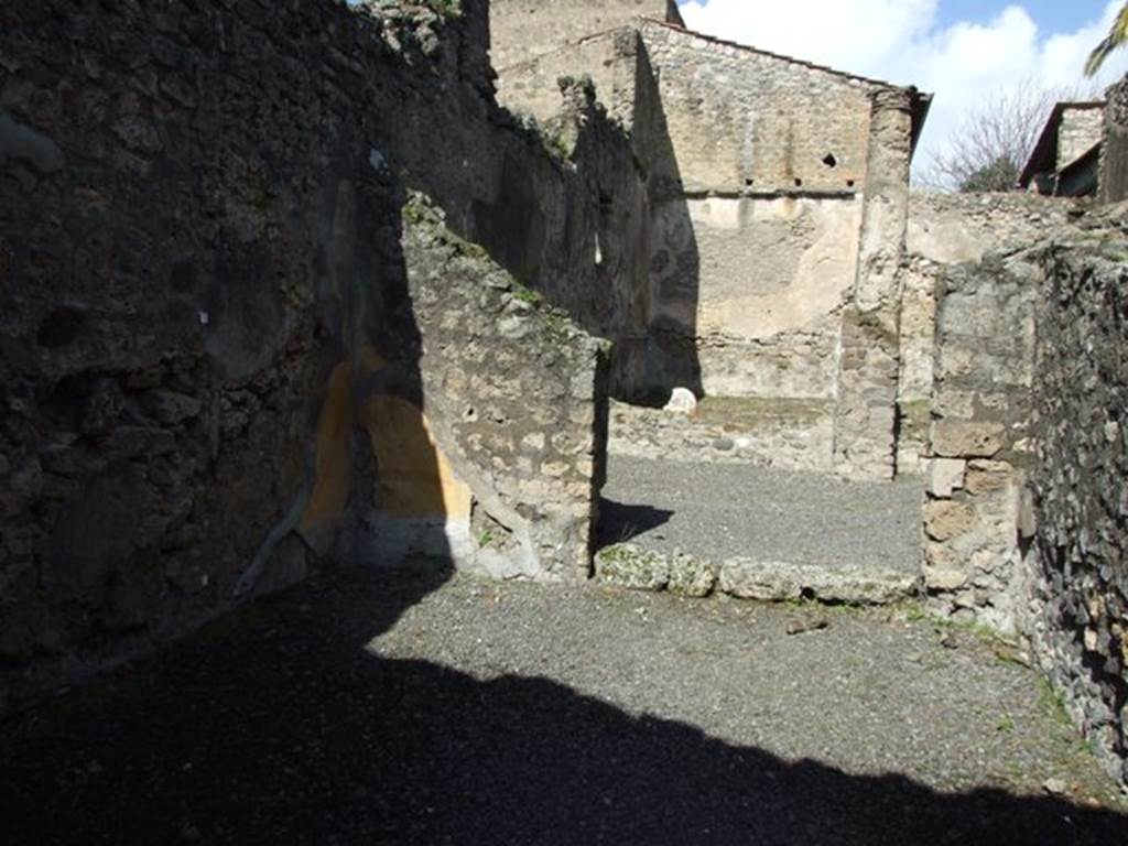 V.4.3 Pompeii. March 2009. Tablinum, looking north. According to Sogliano, this spacious room was decorated with yellow panels divided by pilasters painted with a red background.
The central panel on the east and west wall was on a white background.  In the centre of each yellow panel was a painted medallion (diam.0.23m) on a green background. Shown on these medallions were painted cupids with gladiatorial arms. See Notizie degli Scavi di Antichit�, 1899, (p.343).
