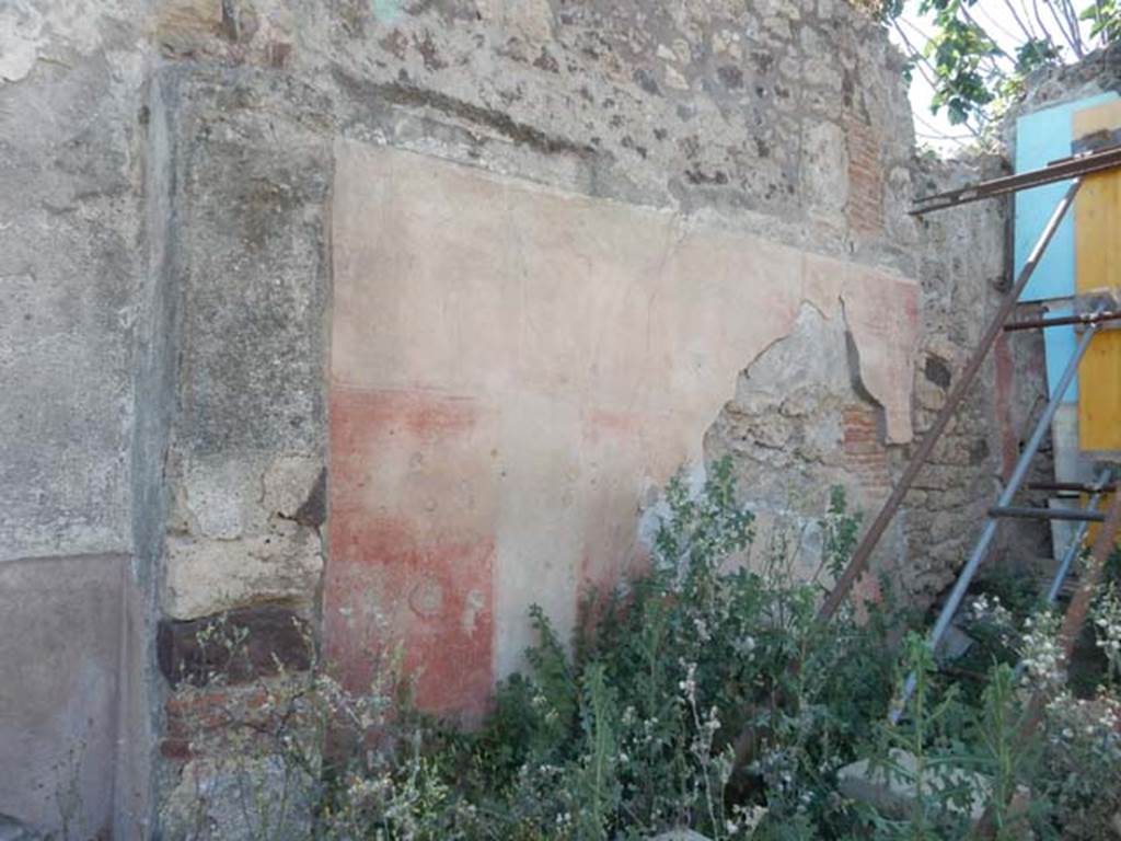 V.4.13 Pompeii. May 2017. Triclinium �R�, west wall and north-west corner. Photo courtesy of Buzz Ferebee.
